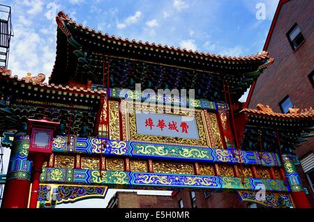 PHILADELPHIA, PENNSYLVANIA: Die chinesisch-amerikanische Freundschaft Tor auf Bogen und 9th Street in Chinatown Stockfoto