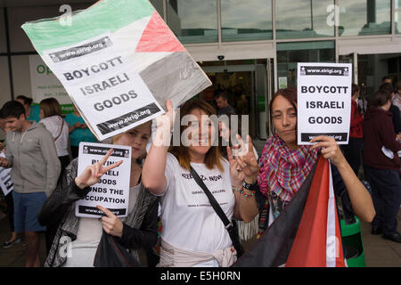 Andersonstown Rd, West Belfast, Irland. 31. Juli 2014. Drei Frauen protestieren außerhalb Asda Supermarkt. Der Protest war die Leute zu Boykott Kauf israelische waren wegen des gegenwärtigen Konflikts im Gaza-Streifen Kredit Fragen: Bonzo/Alamy Live News Stockfoto