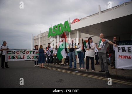 Andersonstown Rd, West Belfast, Irland. 31. Juli 2014. Eine Gruppe von Demonstranten vor ASDA Supermarkt. Der Protest war die Leute zu Boykott Kauf israelische waren wegen des gegenwärtigen Konflikts im Gaza-Streifen Kredit Fragen: Bonzo/Alamy Live News Stockfoto