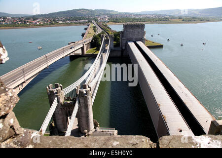 Drei Brücken über den Fluss Conwy konvergieren auf der Burg Stockfoto