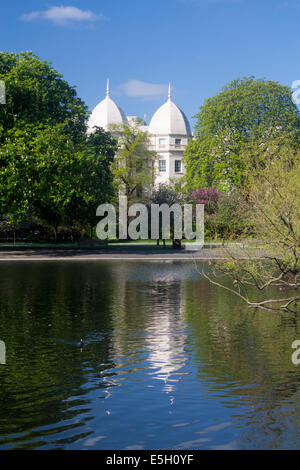 Der Regent Park im Frühjahr mit den Kuppeln des John Nashs Sussex Place Terrasse auf den äußeren Kreis spiegelt sich im See London UK Stockfoto