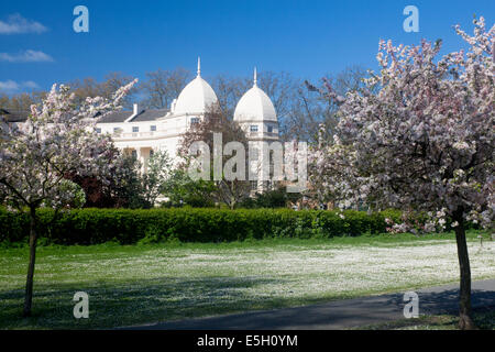 Der Regent Park im Frühjahr blühen auf Bäume und John Nashs Sussex Place Terrasse auf den äußeren Kreis London England UK Stockfoto