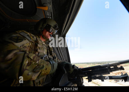 US Armee Sgt. 1. Klasse Mike Allen, Flugingenieur, Bravo Company, 1. Bataillon (allgemeiner Support), 169. Aviati zugewiesen Stockfoto