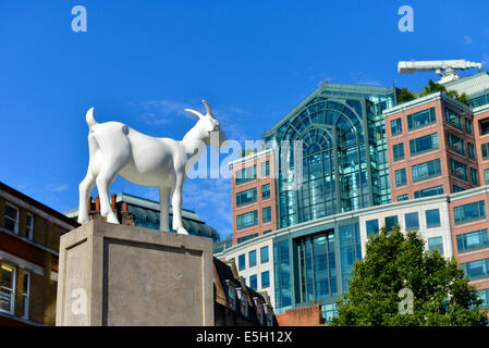 KENNY HUNTER Goat Statue Bischöfe Square Spitalfields Skulptur Prize 2010 Stapel Verpackung Kisten um hohe 3.5metre zu erstellen Stockfoto