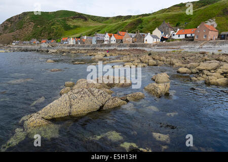 Ansicht des kleinen Dorfes Crovie auf Küste von Aberdeenshire in Schottland Stockfoto