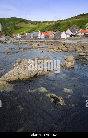 Ansicht des kleinen Dorfes Crovie auf Küste von Aberdeenshire in Schottland Stockfoto