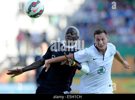 Mlada Boleslav, Tschechien. 31. Juli 2014. UEFA Europa League, 3. Qualifying Runde Spiel FK Mlada Boleslav Vs Olympique Lyon in Mlada Boleslav, Tschechien am 31. Juli. Jan Boril von Mladá Boleslav (rechts) und Mohamed Yattara von Lyon. © CTK/Alamy Live-Nachrichten Stockfoto