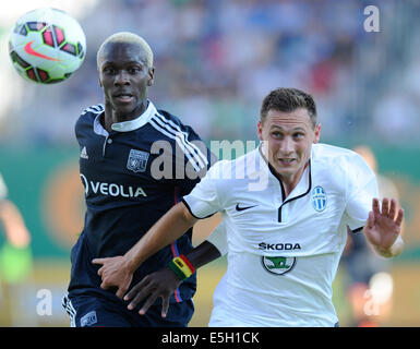 Mlada Boleslav, Tschechien. 31. Juli 2014. UEFA Europa League, 3. Qualifying Runde Spiel FK Mlada Boleslav Vs Olympique Lyon in Mlada Boleslav, Tschechien am 31. Juli. Jan Boril von Mladá Boleslav (rechts) und Mohamed Yattara von Lyon. © CTK/Alamy Live-Nachrichten Stockfoto