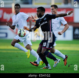 Mlada Boleslav, Tschechien. 31. Juli 2014. UEFA Europa League, 3. Qualifying Runde Spiel FK Mlada Boleslav Vs Olympique Lyon in Mlada Boleslav, Tschechien am 31. Juli. Jan Boril von Mladá Boleslav (rechts) und Alexandre Lacazette von Lyon. © CTK/Alamy Live-Nachrichten Stockfoto