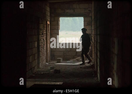 Ein Fallschirmjäger, 2. Bataillon, 503. Infanterieregiment, 173rd Airborne Brigade zugewiesen löscht einen Raum von feindlichen Personals duri Stockfoto