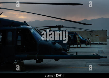 US Air Force Senior Airman Lucas Brogdon, eine Crew Chief mit der 455. Expeditionary Aircraft Maintenance Squadron (EAMXS) ein Stockfoto