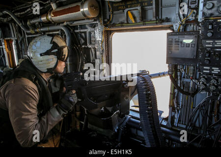 US Marine Corps CPL Hershel Lopresto, eine Crew Chief mit einem Aviation combat Element mit Marine Rotations Kraft-Darwin, verscheuchen Stockfoto