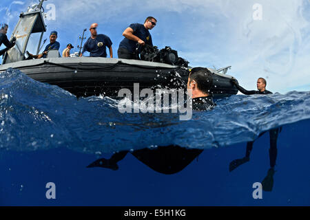 US Navy Taucher mit Mobile Tauchen und Salvage Unit 1 unterstützen Küstenwache Taucher folgende Tauchen Sie ein in den Pazifischen Ozean Ju Stockfoto