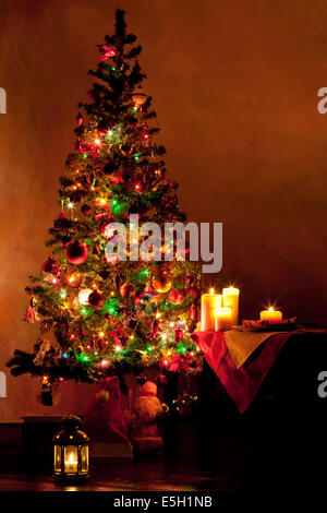 Beleuchtete geschmückter Weihnachtsbaum im Wohnzimmer Stockfoto
