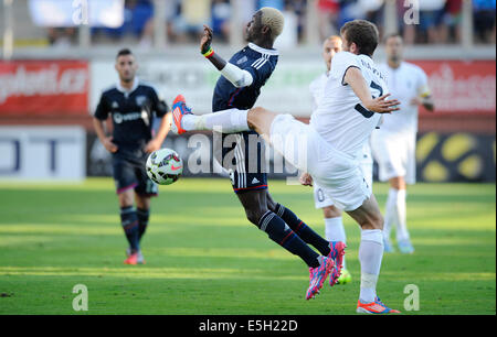 Mlada Boleslav, Tschechien. 31. Juli 2014. UEFA Europa League, 3. Qualifying Runde Spiel FK Mlada Boleslav Vs Olympique Lyon in Mlada Boleslav, Tschechien am 31. Juli. Jakub Navratil Mlada Boleslav (rechts) und Mohamed Yattara von Lyon. © CTK/Alamy Live-Nachrichten Stockfoto