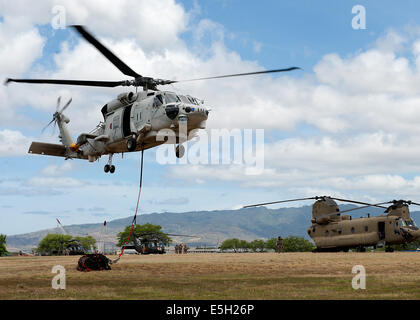 Ein Japan Maritime Self-Defense Force SH - 60K Seahawk Hubschrauber liefert medizinische Versorgung während eines Bohrers mass Casualty als Bestandteil Stockfoto