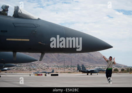 US Air Force Airman 1st Class Ryan Merritt, Crewchief mit 335th Aircraft Maintenance Unit, Marschälle ein F-15E Strike E Stockfoto