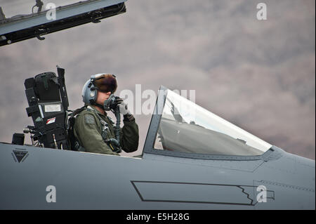 US Air Force Captain Matthew Olde, eine F-15E Strike Eagle Luftfahrzeugführer mit der 335th Fighter Squadron, bereitet sich in der Nähe der Stockfoto