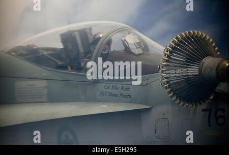 Ein Flugzeug der Royal Canadian Air Force (RCAF) CF-18 Hornet verbindet sich mit dem Korb auf einem RCAF CC-130T Hercules-Flugzeuge von tanken Stockfoto