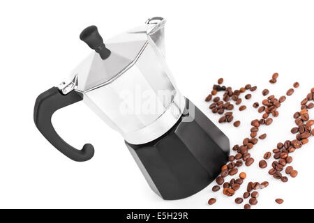 Kaffeekanne und Kaffeebohnen Closeup auf weißem Hintergrund Stockfoto