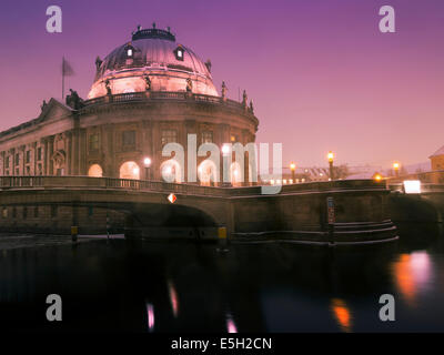 Winternacht am Spree entlang mit malerischen Blick auf das berühmte Bodemuseum in Berlin Stockfoto