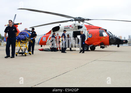 US Coast Guard MH-60 Jayhawk Helikopter zugewiesen USCG Sektor San Diego Ländereien nach der Evakuierung eines maroden Fischers aus einer Stockfoto