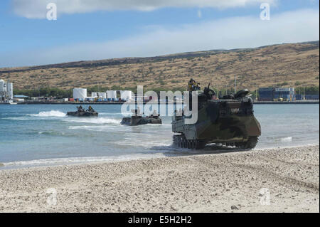 Ein US Marine Corps Angriff amphibische Fahrzeug fährt an Land in Kawaihae Harbor, Hawaii, 17. Juli 2014, mit Marines aus th Stockfoto