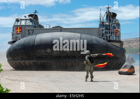 US Marine Seemann Darius Thigpen leitet ein Landungsboot, Luftkissen an Assault Craft Unit 5 befestigt, während der Rand des Pazifiks Stockfoto