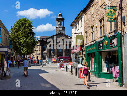 Geschäfte und Museum an der Market Street im Zentrum von Lancaster, Lancashire, UK Stockfoto