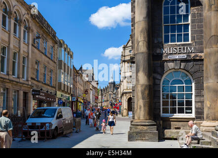 Geschäfte und Museum an der Market Street im Zentrum von Lancaster, Lancashire, UK Stockfoto