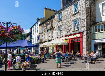 Geschäfte und Cafés auf dem Marktplatz im Zentrum von Kendal, Lake District, Cumbria, UK Stockfoto