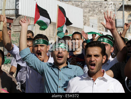 Nablus, Westjordanland, Palästinensische Gebiete. 31. Juli 2014. Hamas-Anhänger schreien Parolen gegen die israelische Militäraktion im Gaza-Streifen, während einer Demonstration im Westjordanland Stadt von Nablus, Donnerstag, 31. Juli 2014 Credit: Nedal Eshtayah/APA Bilder/ZUMA Draht/Alamy Live News Stockfoto