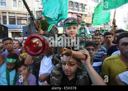 Nablus, Westjordanland, Palästinensische Gebiete. 31. Juli 2014. Hamas-Anhänger schreien Parolen gegen die israelische Militäraktion im Gaza-Streifen, während einer Demonstration im Westjordanland Stadt von Nablus, Donnerstag, 31. Juli 2014 Credit: Nedal Eshtayah/APA Bilder/ZUMA Draht/Alamy Live News Stockfoto