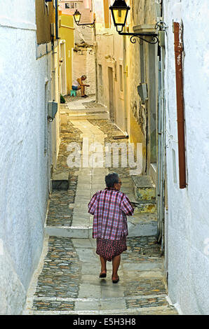 Eine typische gepflasterte Gasse in der traditionellen mittelalterlichen Siedlung von Ano Syros (Chora) in Syros Insel, Kykladen, Griechenland Stockfoto