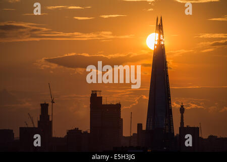 London, UK. 31. Juli 2014. Wetter: Dramatische Split Sonne während des Sonnenuntergangs hinter The Shard Gebäude in London Credit: Guy Corbishley/Alamy Live News Stockfoto