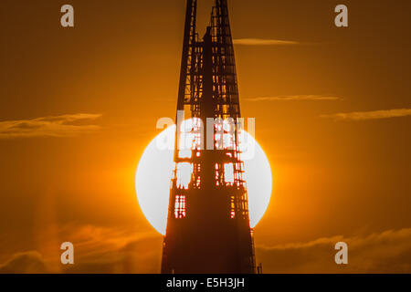 London, UK. 31. Juli 2014. Wetter: Dramatische Split Sonne während des Sonnenuntergangs hinter The Shard Gebäude in London Credit: Guy Corbishley/Alamy Live News Stockfoto