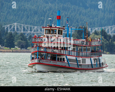 Bild des Schiffes "Columbia-Schlucht", ein Fluss-Tour-Schiff, das von Cascade Locks Oregon am Columbia River in Betrieb ist. Stockfoto