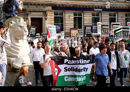 Nottingham, UK. 31. Juli 2014. Palästina Solidarität-Kampagne März vom BBC Mediacenter London unterwegs zum alten Marktplatz Nottinghams heute Abend. Auch bei ihnen Lautsprecher Conner Mitglieder der jüdischen Gemeinschaftsführer waren, gaben sie reden gegen die Bombardierung und die Tötung von unschuldigen Menschen in Gaza und der Zionismus. Bildnachweis: Ian Francis/Alamy Live-Nachrichten Stockfoto