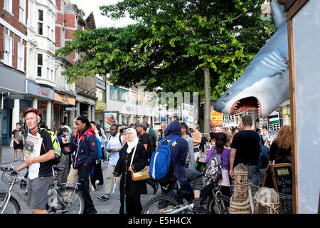 Nottingham, UK. 31. Juli 2014. Palästina Solidarität-Kampagne März vom BBC Mediacenter London unterwegs zum alten Marktplatz Nottinghams heute Abend. Auch bei ihnen Lautsprecher Conner Mitglieder der jüdischen Gemeinschaftsführer waren, gaben sie reden gegen die Bombardierung und die Tötung von unschuldigen Menschen in Gaza und der Zionismus. Bildnachweis: Ian Francis/Alamy Live-Nachrichten Stockfoto