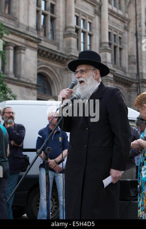 Nottingham, UK. 31. Juli 2014. Palästina Solidarität-Kampagne März vom BBC Mediacenter London unterwegs zum alten Marktplatz Nottinghams heute Abend. Auch bei ihnen Lautsprecher Conner Mitglieder der jüdischen Gemeinschaftsführer waren, gaben sie reden gegen die Bombardierung und die Tötung von unschuldigen Menschen in Gaza und der Zionismus. Bildnachweis: Ian Francis/Alamy Live-Nachrichten Stockfoto