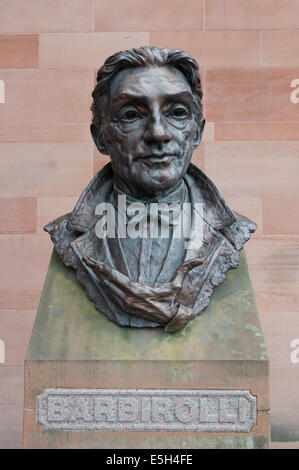 Büste von Sir John Barbirolli, Dirigent mit dem Orchester der Stadt Halle, außerhalb der Bridgewater Hall, Barbirolli Square, Manchester. Stockfoto