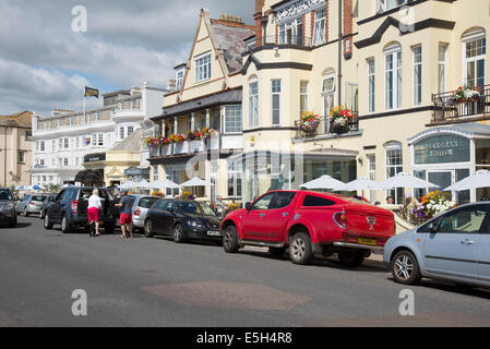 Sidmouth Devon UK Hotels am Meer teilen sich den Platz mit parkenden Autos Stockfoto