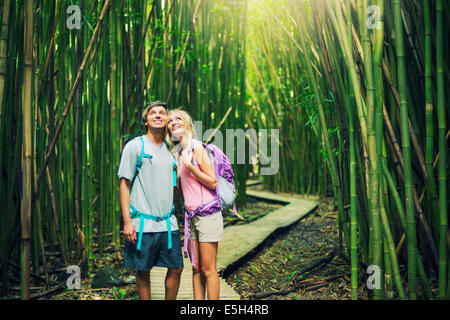 Paare, die Spaß zusammen im Freien auf Wanderung durch erstaunliche Bambus Waldweg. Stockfoto