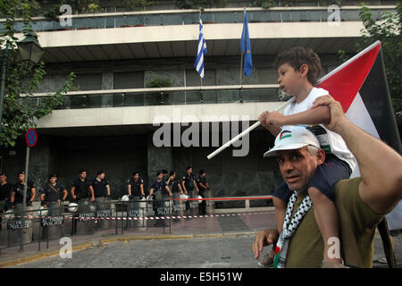 Athen, Griechenland. 31. Juli 2014. Ein pro-palästinensischer Demonstranten mit seinem Kind besucht einen Protest in Athen, Griechenland, 31. Juli 2014. Hunderte von pro-palästinensische Demonstranten nahmen Teil an einer Rallye hier zum protest gegen den anhaltenden Konflikt zwischen Israel und Palästina. © Marios Lolos/Xinhua/Alamy Live-Nachrichten Stockfoto