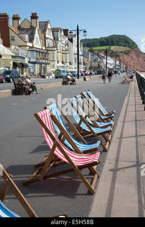 Liegestühlen säumen die Strandpromenade in Sidmouth ein Küstenort im Devon England UK Stockfoto