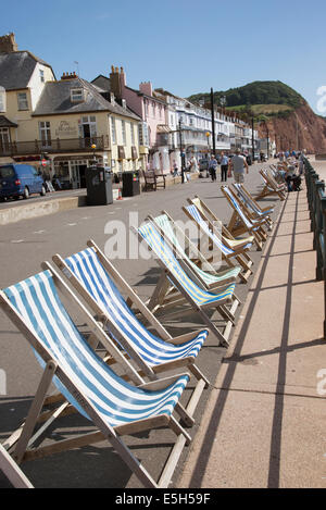 Liegestühlen säumen die Strandpromenade in Sidmouth ein Küstenort im Devon England UK Stockfoto