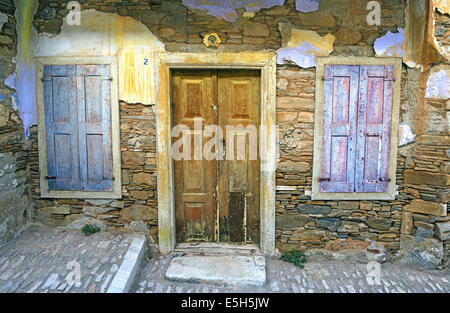 Spuren der Zeit auf der Fassade eines alten Hauses in der mittelalterlichen Siedlung Ano Syros (Chora) in Syros Insel, Kykladen, Griechenland Stockfoto