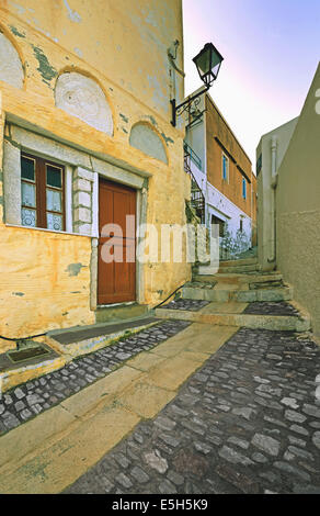 Ein typisches gepflasterten bergauf Gasse in der traditionellen mittelalterlichen Siedlung von Ano Syros (Chora) in Syros Insel, Kykladen, Griechenland Stockfoto