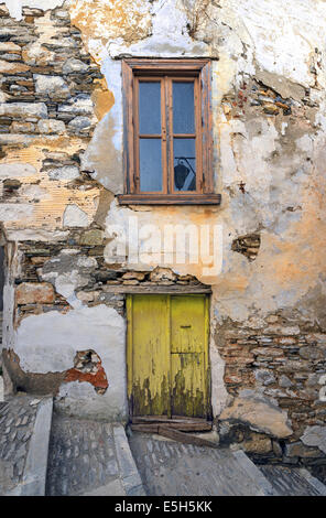 Spuren der Zeit auf der Fassade eines alten Hauses in der mittelalterlichen Siedlung Ano Syros (Chora) in Syros Insel, Kykladen, Griechenland Stockfoto