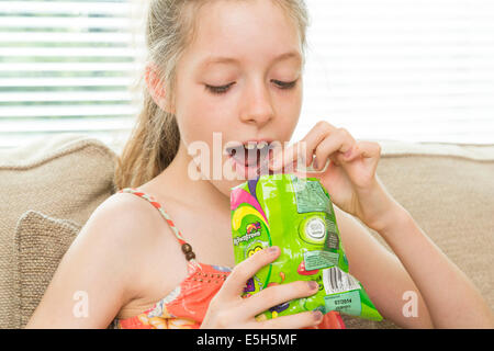 junges Mädchen Essen Beutel mit Süßigkeiten / Süßwaren Stockfoto